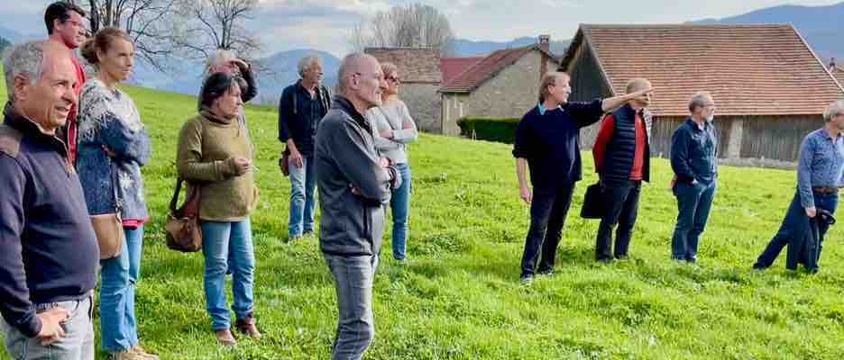 Le président de VercorSoleiL montre la direction à suivre